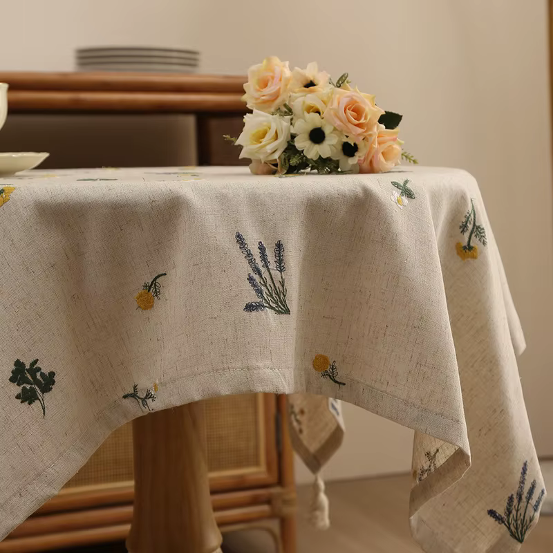 Nappe de jardin brodée en lin avec franges
