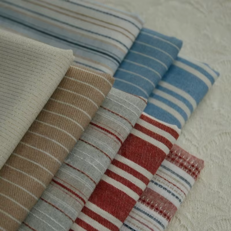 Tissu en mélange coton-lin rayé rouge et bleu vintage 140x50cm pour nappe