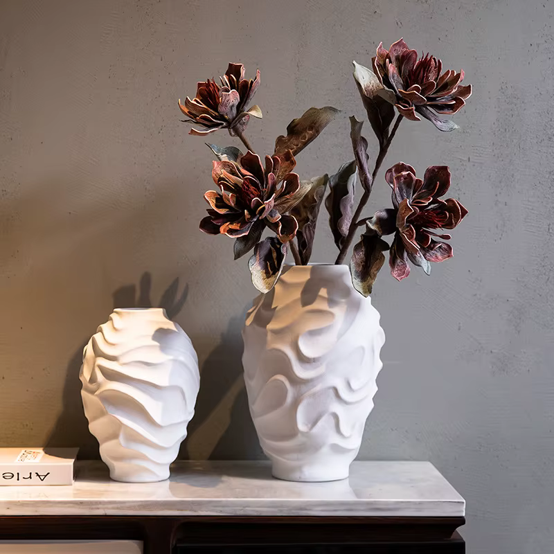 Vase en céramique à motifs géométriques en spirale blanche