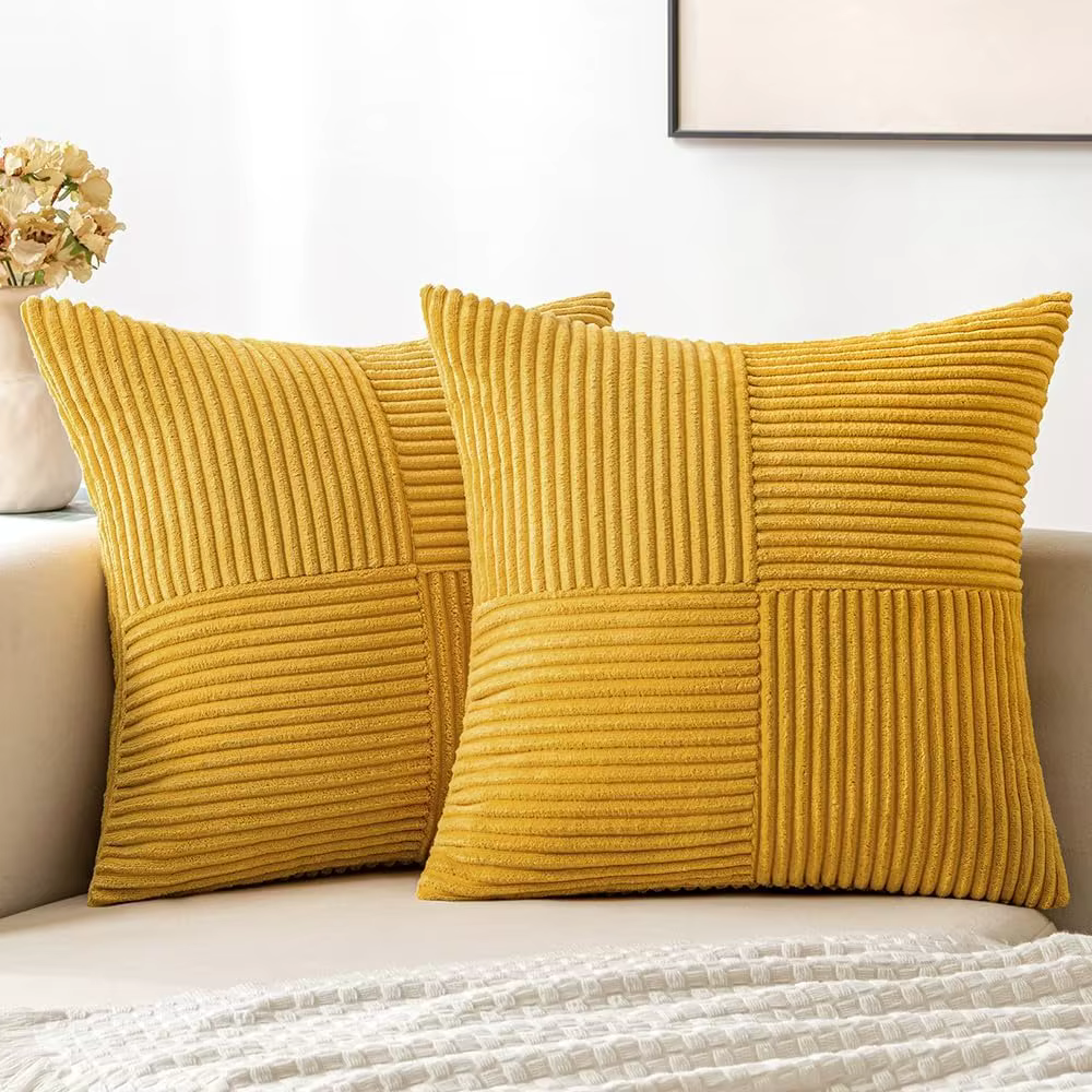 Housse de coussin en velours côtelé jaune moutarde