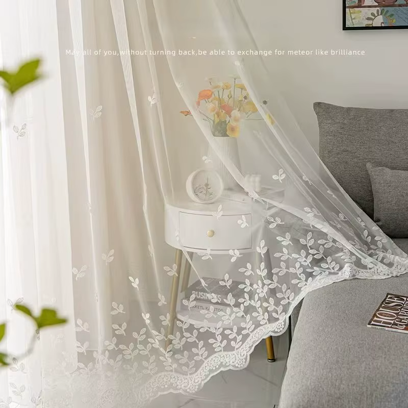 Voilage en dentelle crème à motif brodé de feuilles