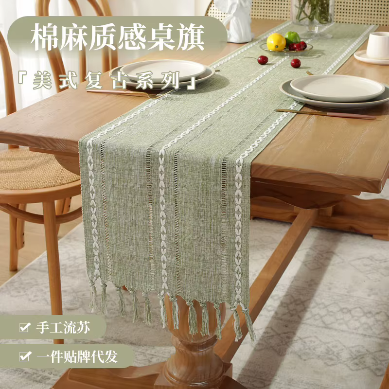 Chemin de table en coton et lin vert sauge