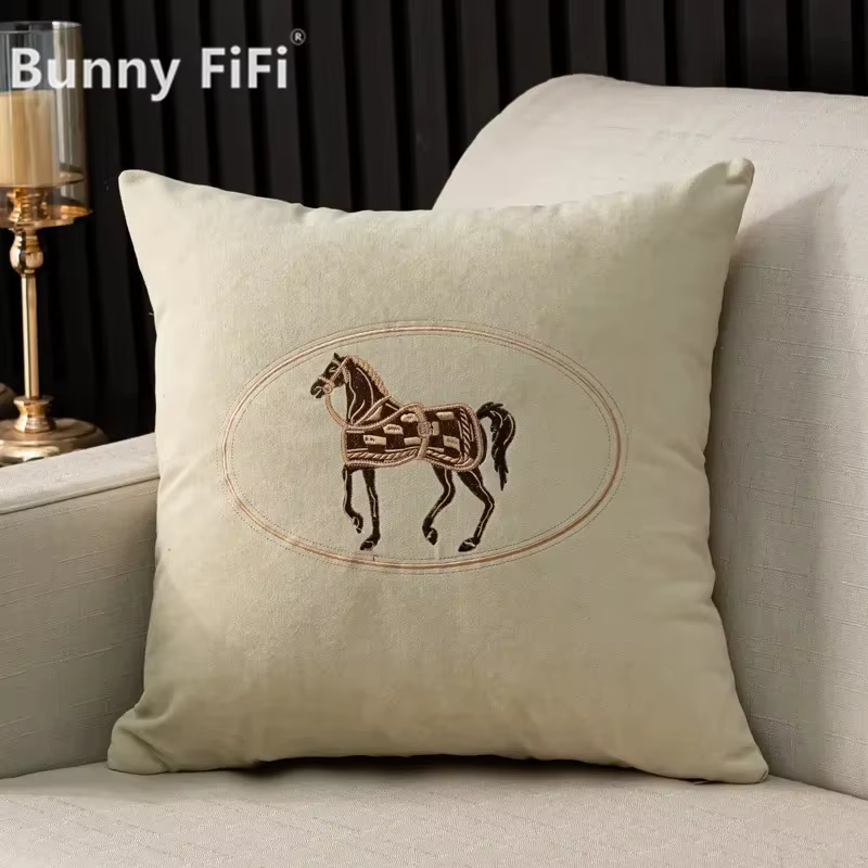 Housse de coussin brodée à la main