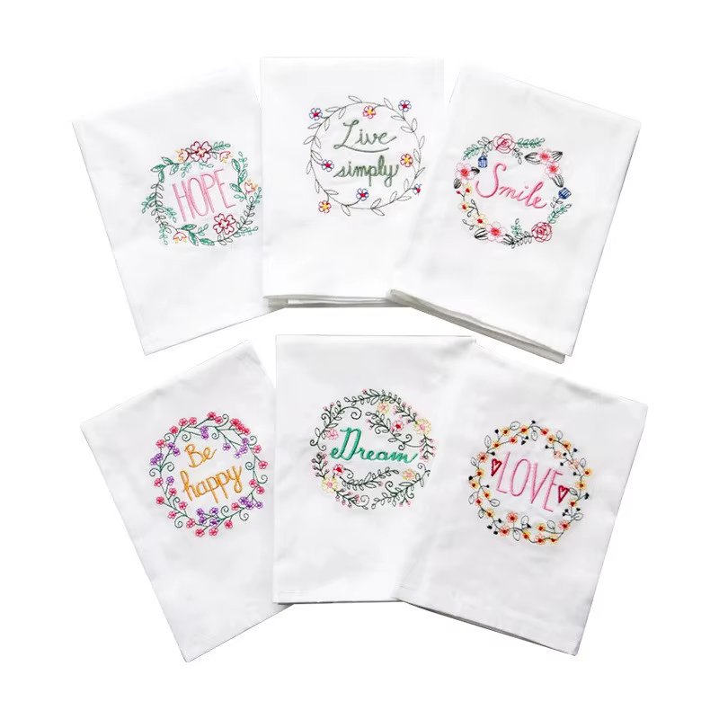 Serviette en verre brodée de fleurs blanches en coton