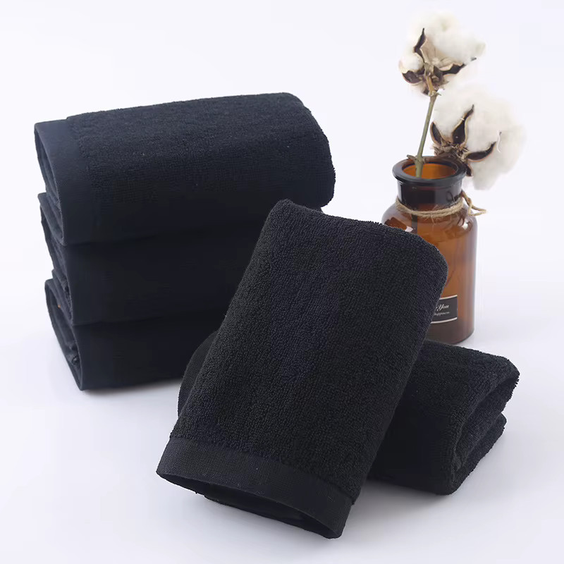 Serviette noire en coton doux pour le visage