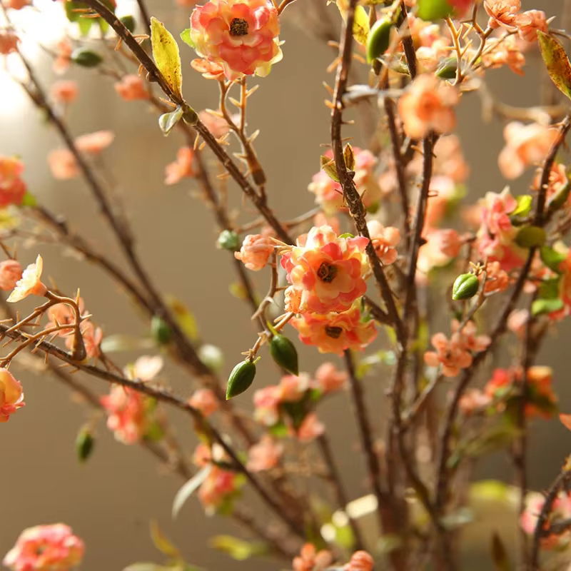 Simulation de fausses fleurs en soie