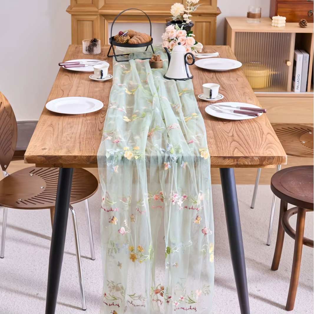 Chemin de table vintage en dentelle brodée colorée