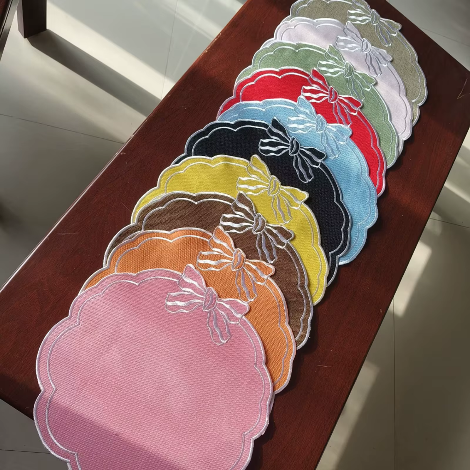 Napperons brodés en forme de nœud