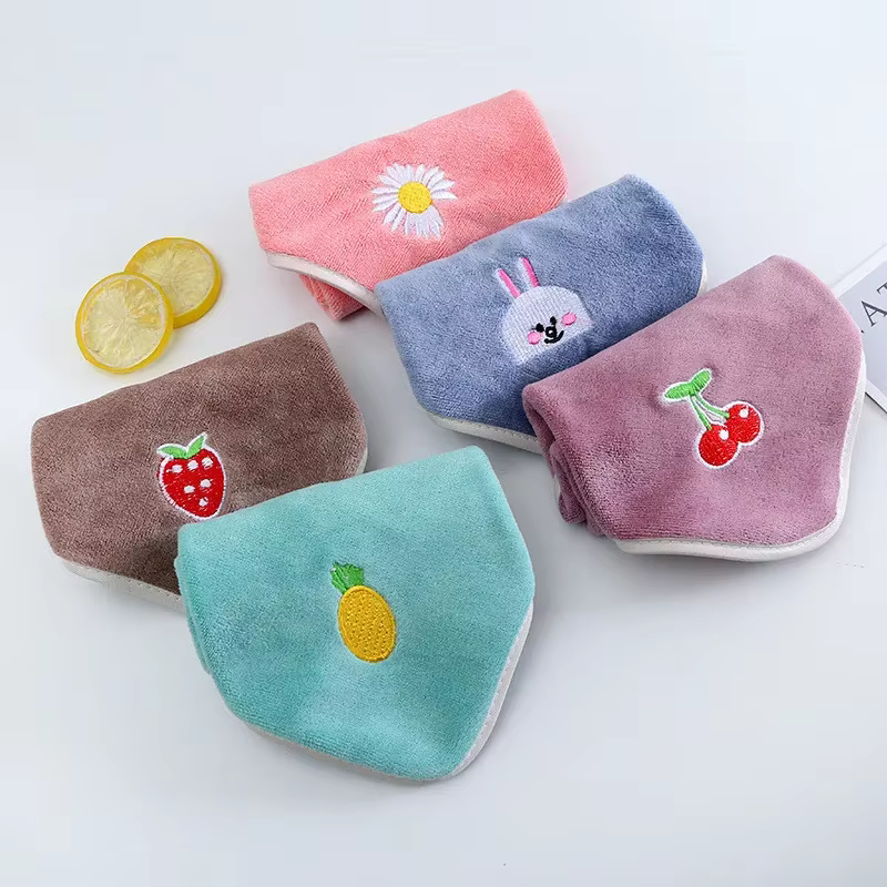 Serviette carrée brodée en microfibre