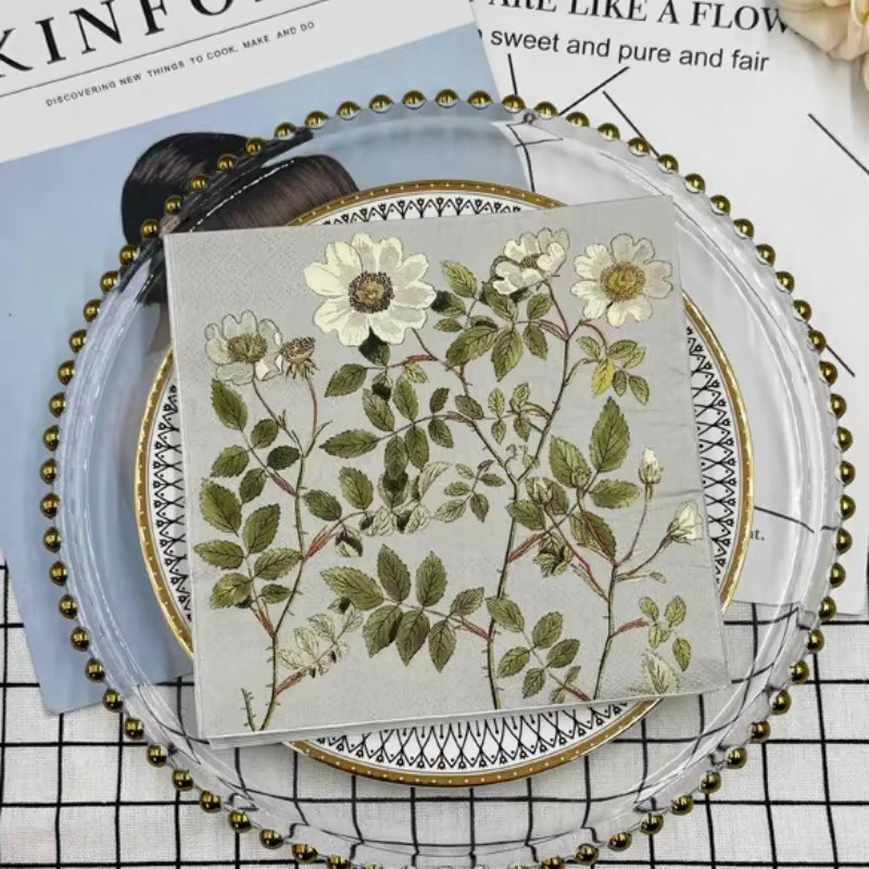 Serviettes imprimées colorées pliées en papier à fleurs carrées