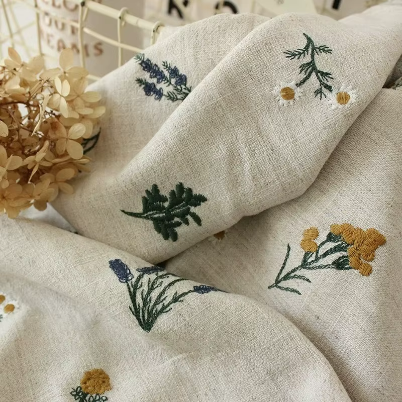 Tissu en coton et lin brodé lavande