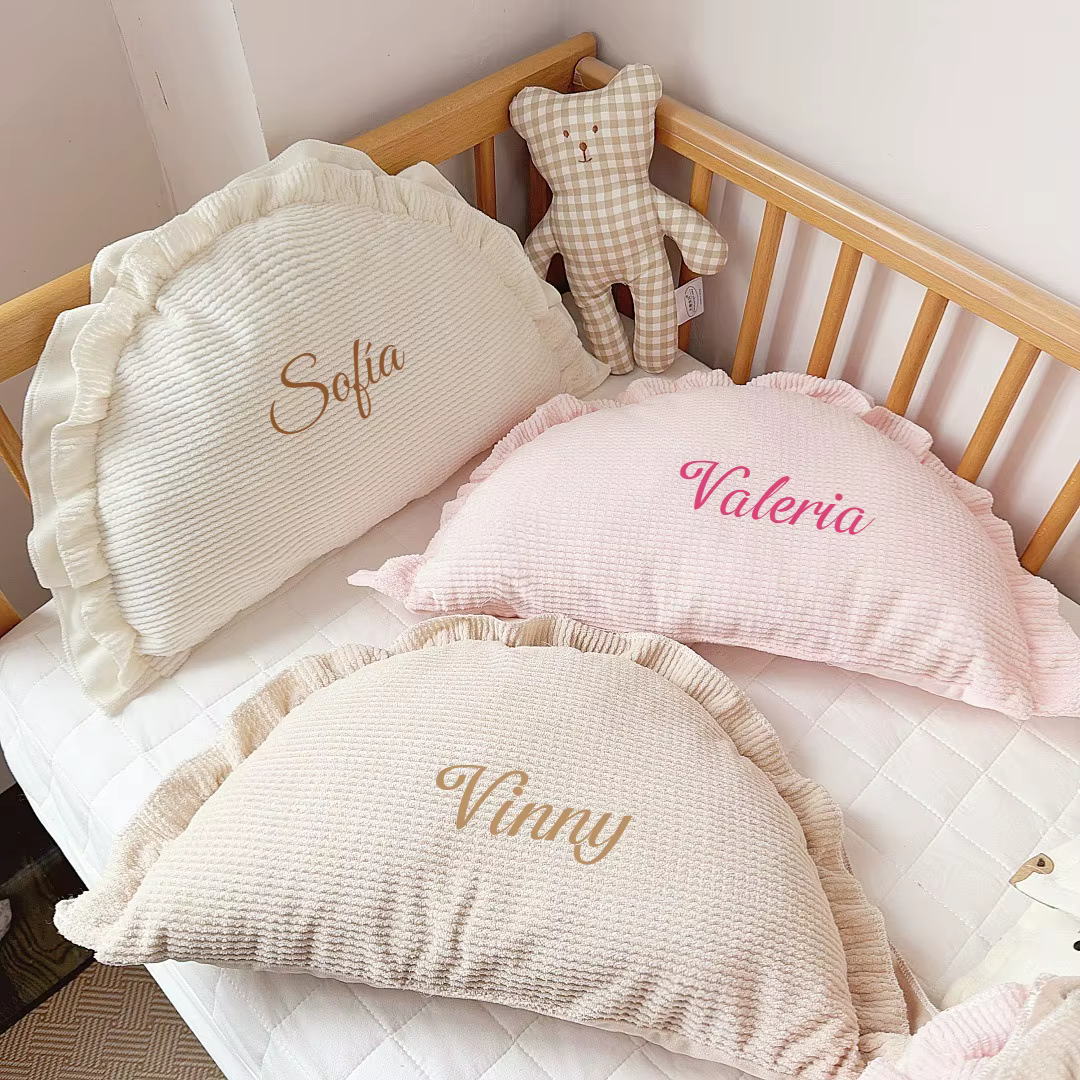 Coussin personnalisé en forme de lune pour bébé avec volants
