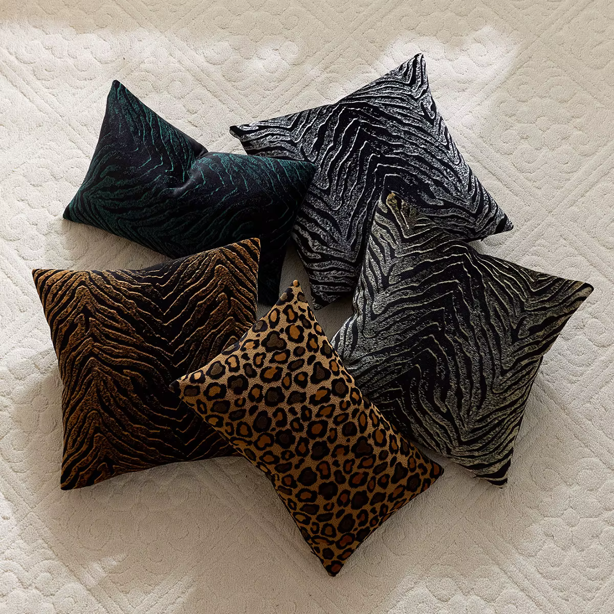 Lot de 2 housses de coussin en chenille à motif léopard et zèbre