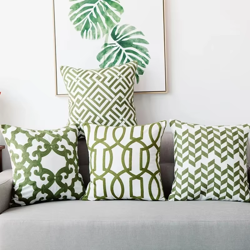 Housse de coussin brodée