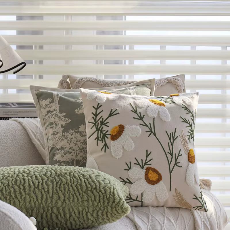 Juste de coussin en coton avec fleurs brodées