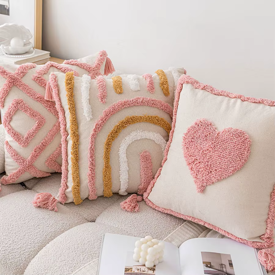 Housse de coussin capitonnée en coton rose avec glands