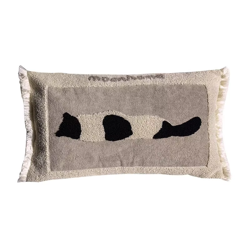 Housse de coussin brodée motif créature médiévale
