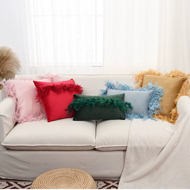 Juste de coussin en velours avec pompon