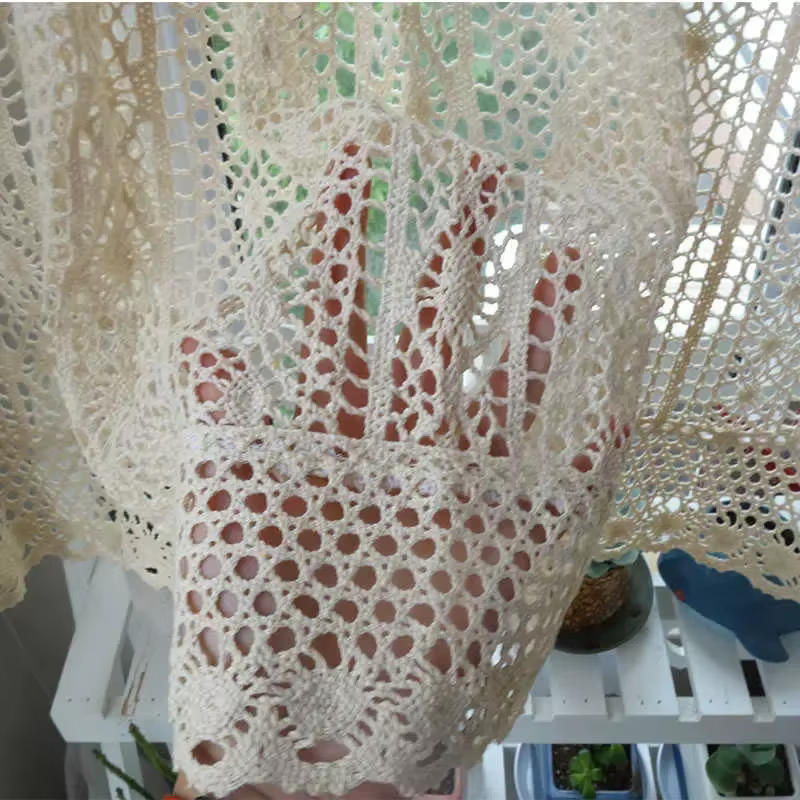 Rideau court en coton au crochet