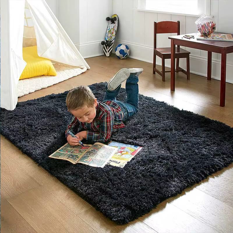 Tapis en fourrure noir doux pour chambre d'enfant
